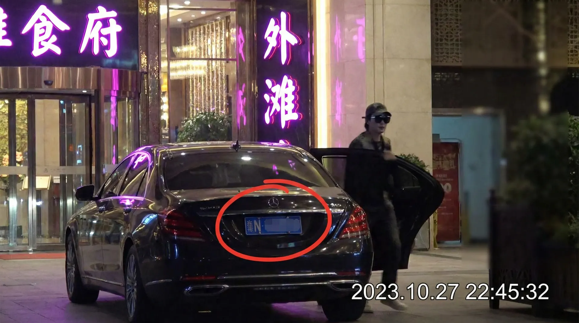 俄罗斯美女 - 豪车餐厅外被拍